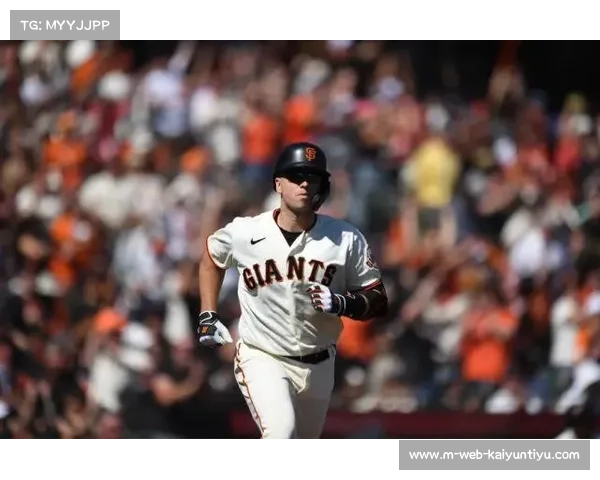 退役名捕波西重返甲骨文球场指导巨人新秀接球技巧再度展现传承力量 退役名捕波西重返甲骨文球场指导巨人新秀接球技巧再度展现传承力量